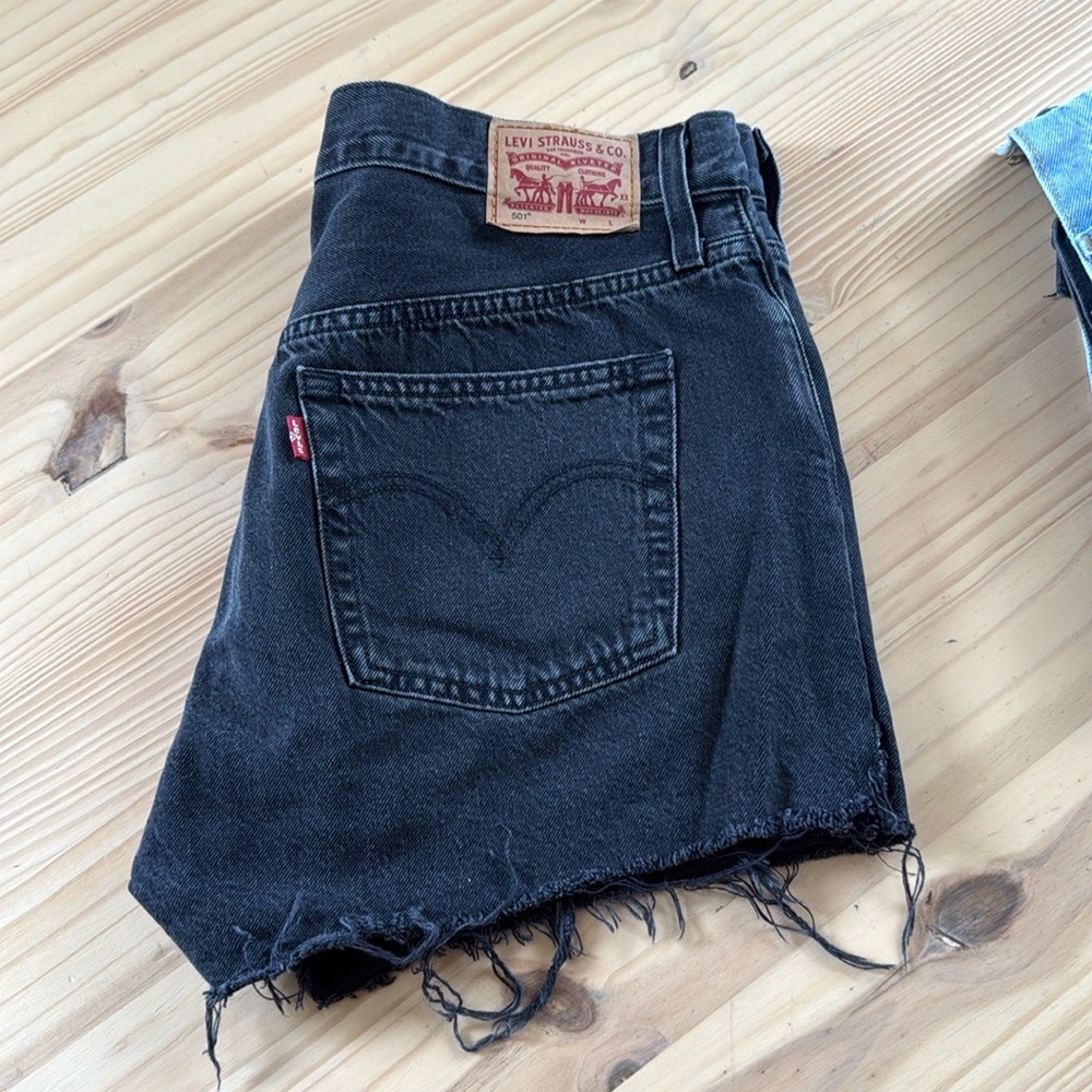 Levi denim shorts size 33